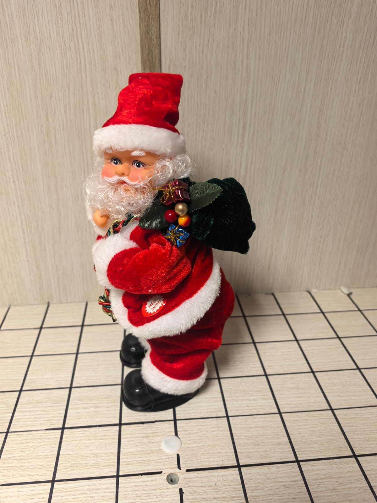 Санта-Клаус музыкальный, добряк  в красном ,фигурка под елку 30 см (зеленая коробка)